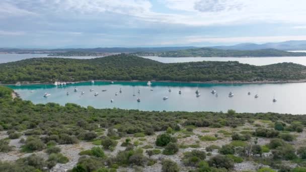 Dron powietrzny strzał z zatoki Marina w Morzu Adriatyckim, Chorwacja — Wideo stockowe