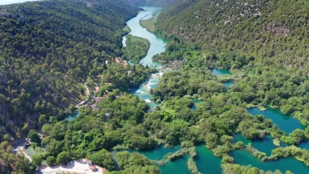 Drone légi videofelvétel repül át Krka Nemzeti Park vízesések, Horvátország — Stock videók