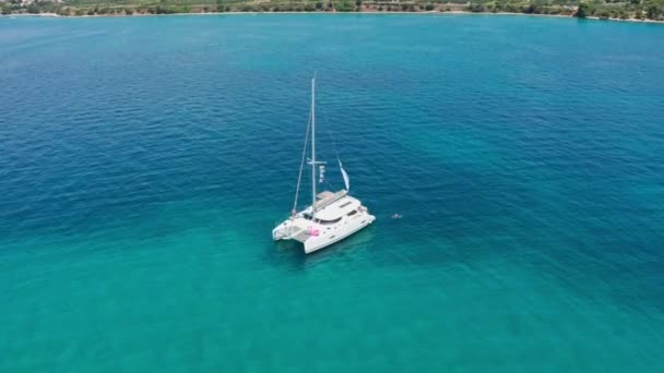 Images de drone vue aérienne du catamaran naviguant en haute mer — Video