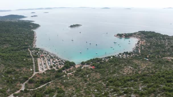 Drone aérien de la baie de la marina en mer adriatique, Croatie — Video