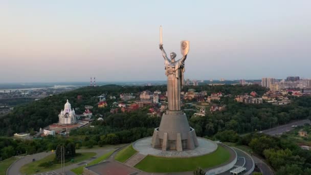 ドローン映像ウクライナキエフの祖国記念碑の空中ビュー｜Kyiv — ストック動画