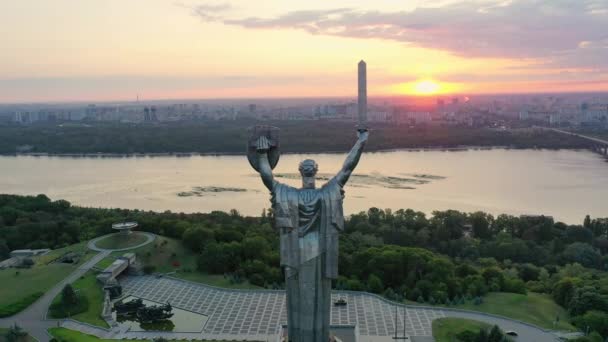 ドローン映像ウクライナキエフの祖国記念碑の空中ビュー｜Kyiv — ストック動画