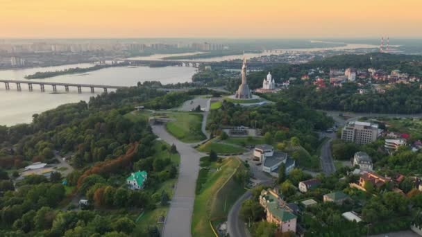 Imágenes de aviones no tripulados Vista aérea del Monumento a la Patria en Kiev Kiev, Ucrania — Vídeo de stock