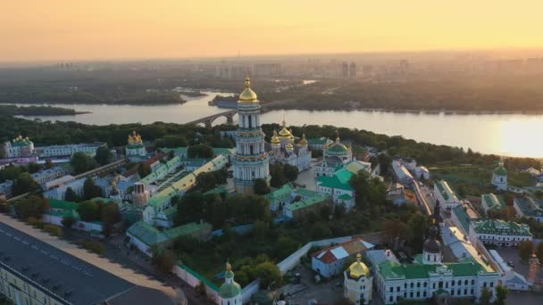 มุมมองทางอากาศของ Kiev Pechersk Lavra ใน Kyiv เคียฟ, ยูเครน — วีดีโอสต็อก