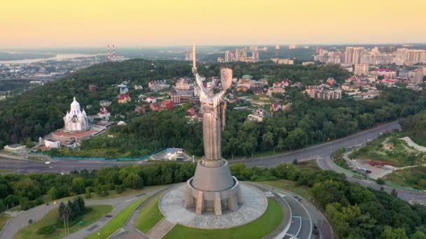 Кадры с беспилотника Вид на памятник Родине в Киеве Киев, Украина — стоковое видео