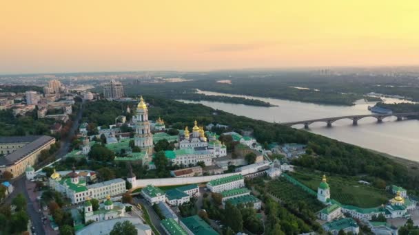 基辅Pechersk Lavra的无人机图像航空视图，乌克兰基辅 — 图库视频影像
