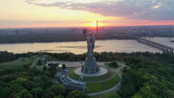 Κηφήνας Πλάνα Αεροφωτογραφία του Μνημείου της Μητέρας Γης στο Κίεβο, Ουκρανία — Αρχείο Βίντεο