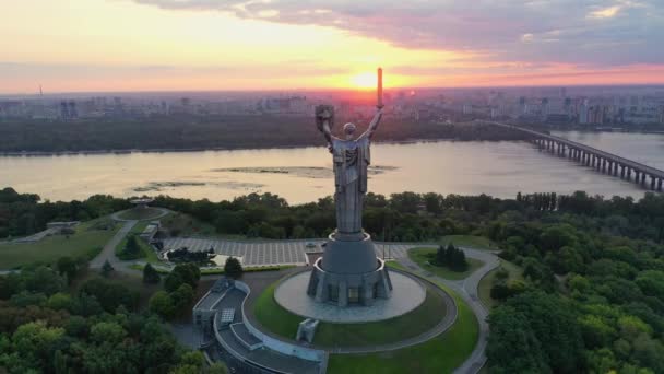 Κηφήνας Πλάνα Αεροφωτογραφία του Μνημείου της Μητέρας Γης στο Κίεβο, Ουκρανία — Αρχείο Βίντεο