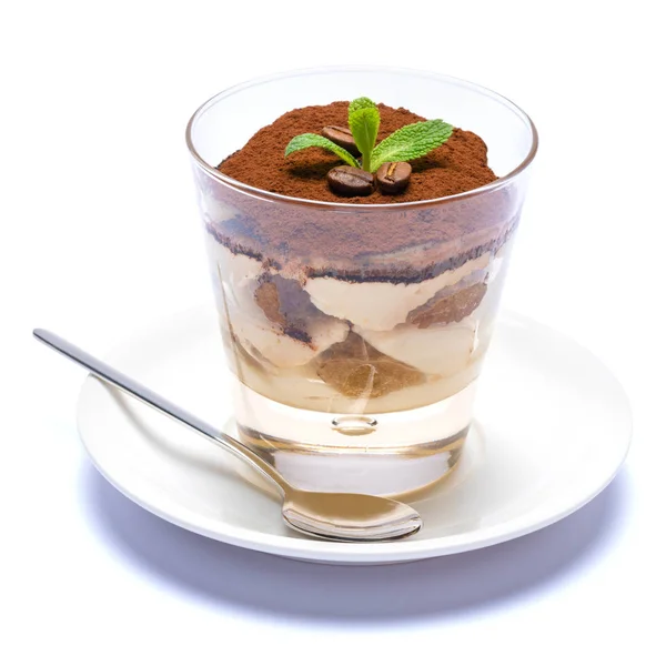 Classico dessert tiramisù in una tazza di vetro sul piatto su sfondo bianco con percorso di ritaglio — Foto Stock