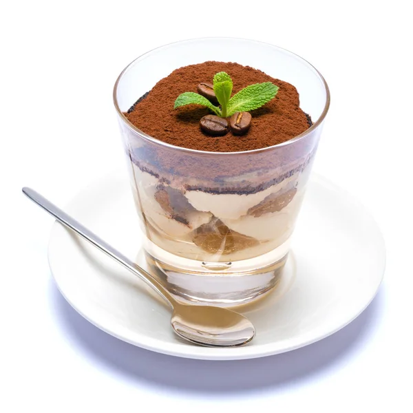 Klassisches Tiramisu-Dessert in einer Glasschale auf dem Teller auf weißem Hintergrund mit Schneideweg — Stockfoto