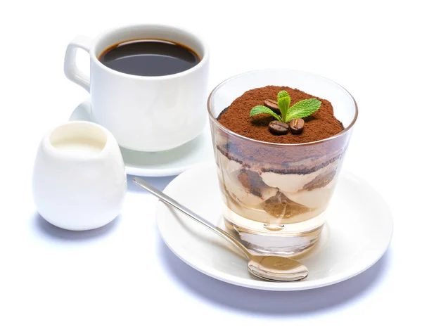 클래식 티라미수 디저트에 유리, 에스프레소 커피 한 잔, 크림이 흰색 배경에 분리되어 있습니다. — 스톡 사진