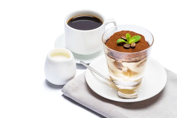 Классический десерт тирамису в стакане, чашка кофе эспрессо и крем изолированы на белом фоне с вырезкой пути — стоковое фото
