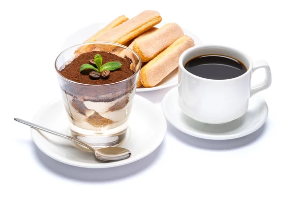 Postre tiramisú clásico en una taza de vidrio, galletas savoiardi y café expreso sobre fondo blanco con ruta de recorte — Foto de Stock