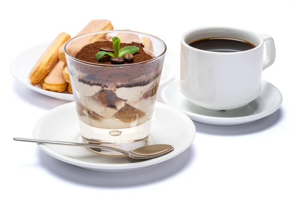 Klasyczny deser tiramisu w szklance filiżanki, ciasteczka savoiardi i kawa espresso na białym tle ze ścieżką przycinającą — Zdjęcie stockowe
