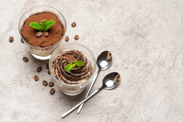 Klassisches Tiramisu-Dessert in einer Glasschale auf Betongrund — Stockfoto