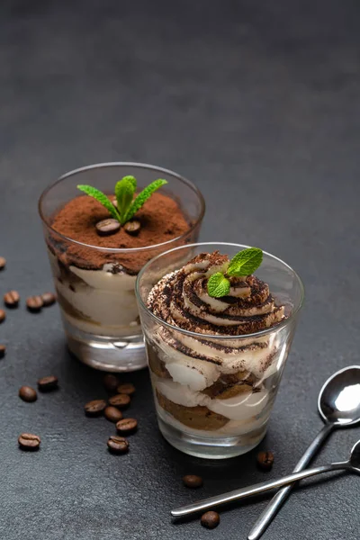 Classico dessert tiramisù in una tazza di vetro su sfondo di cemento scuro — Foto Stock