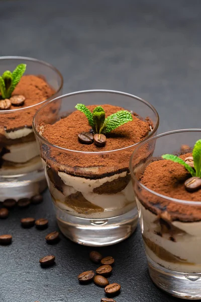 Klassisches Tiramisu-Dessert in einer Glasschale auf dunklem Betonhintergrund — Stockfoto
