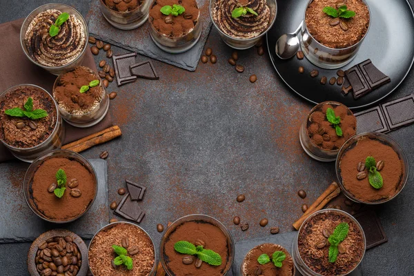 Rahmen oder Bordüre aus Portionen des klassischen Tiramisu-Desserts in einer Glasschale auf Steinplatte auf Betongrund — Stockfoto