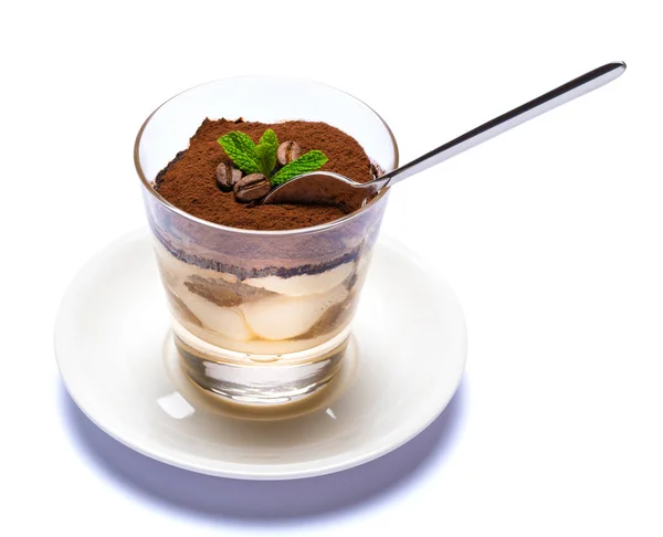 Postre tiramisú clásico en una taza de vidrio en el plato sobre fondo blanco con camino de recorte —  Fotos de Stock