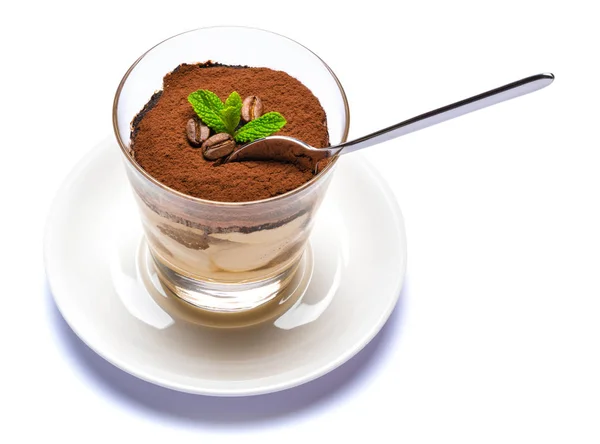 Postre tiramisú clásico en una taza de vidrio en el plato sobre fondo blanco con camino de recorte — Foto de Stock