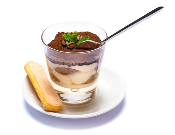 Classico dessert tiramisù in una tazza di vetro sul piatto su sfondo bianco con percorso di ritaglio — Foto Stock