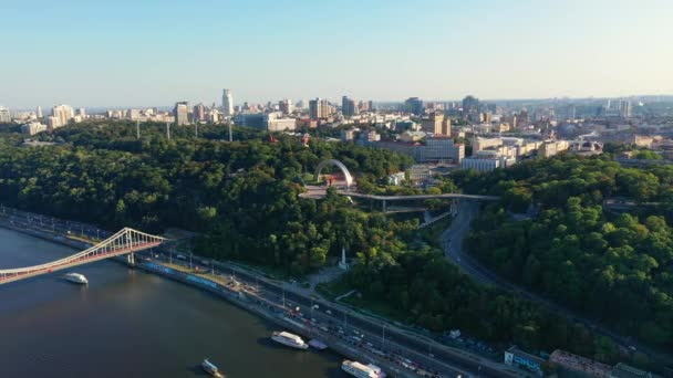 Imagens de drones Vista aérea do Arco da Amizade das Nações em Kiev, Ucrânia — Vídeo de Stock