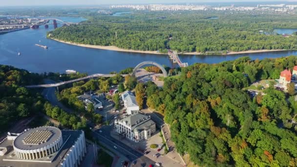 Πλάνα από κηφήνες εναέρια θέα της πόλης της φιλίας των Εθνών στο Κίεβο, Ουκρανία — Αρχείο Βίντεο