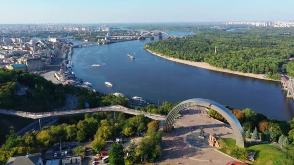 Imágenes de drones Vista aérea del Arco de la Amistad de las Naciones en Kiev, Ucrania — Vídeo de stock