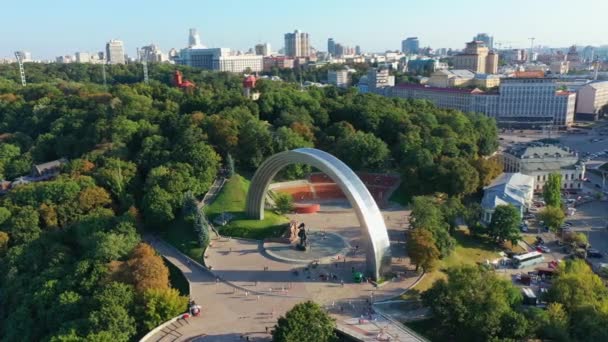 Drone filmato Veduta aerea dell'Arco dell'amicizia delle nazioni a Kiev, Ucraina — Video Stock