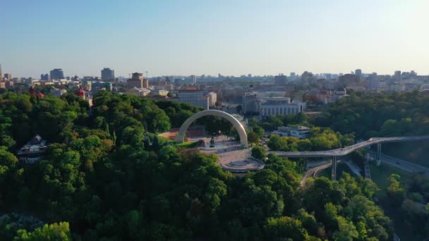Imagens de drones Vista aérea do Arco da Amizade das Nações em Kiev, Ucrânia — Vídeo de Stock