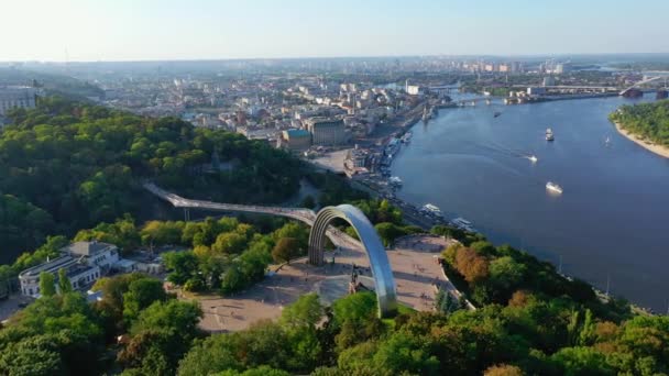 Imágenes de drones Vista aérea del Arco de la Amistad de las Naciones en Kiev, Ucrania — Vídeo de stock