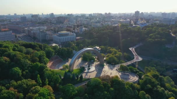 Drone felvételek légifelvétel a Nemzetek barátságáról Arch Kijevben, Ukrajnában — Stock videók