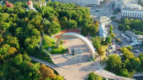 Imagens de drones Vista aérea do Arco da Amizade das Nações em Kiev, Ucrânia — Vídeo de Stock