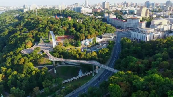 Drone natočil letecký pohled na oblouk přátelství národů v Kyjevě, Ukrajina — Stock video