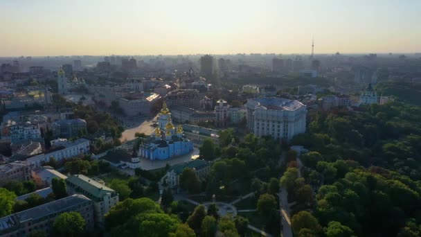 Vista aérea del monasterio de la catedral de Mikhailovsky Kiev, Ucrania — Vídeos de Stock