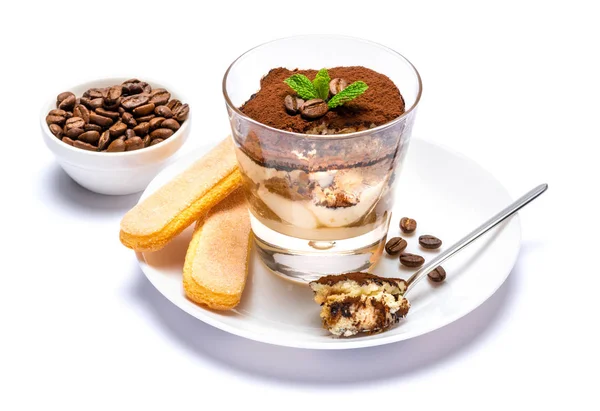 Postre tiramisú clásico en una taza de vidrio en el plato sobre fondo blanco con camino de recorte —  Fotos de Stock