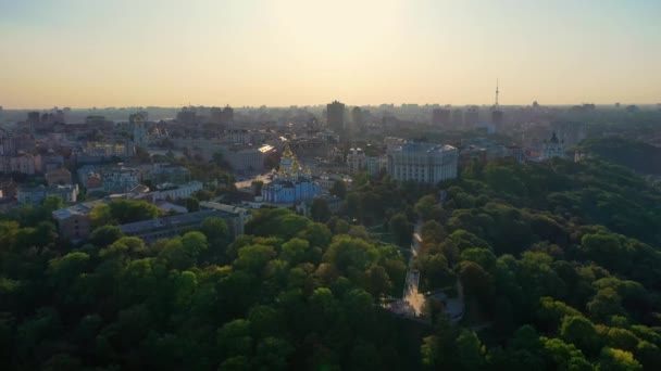 Vista aérea del monasterio de la catedral de Mikhailovsky Kiev, Ucrania — Vídeos de Stock