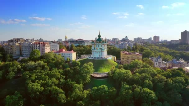 Luftdrohne Video berühmten st. andrews Kirche und Panorama von Kyiw, Ukraine — Stockvideo