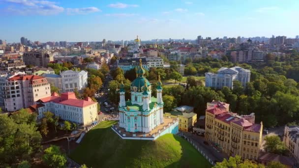 Aerial drone video beroemde St. Andrews Church en panorama van Kiev, Oekraïne — Stockvideo