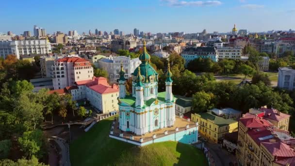 Légi drone videó a híres St. Andrews-templomról és kijevi panorámával, Ukrajna — Stock videók