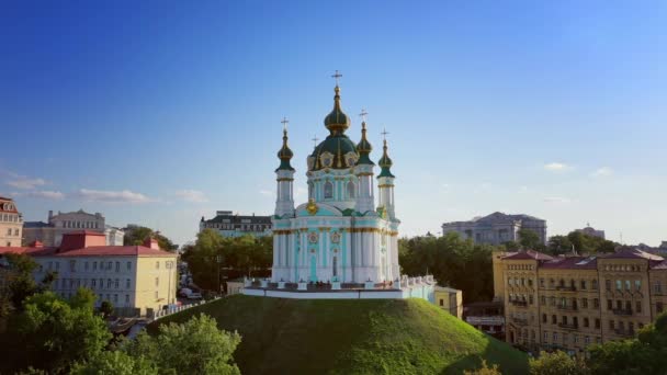 Vzdušné přepěto video slavný kostel sv. Andrews a Panorama Kyjeva, Ukrajina — Stock video