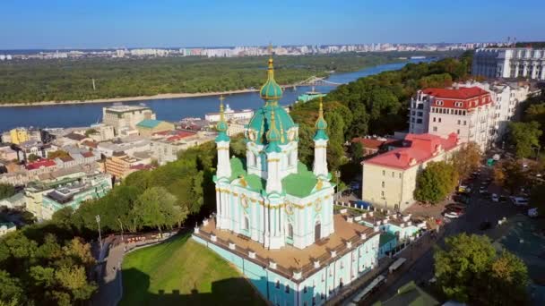 Aerial drone video Famosa iglesia de St. Andrews y panorama de Kiev, Ucrania — Vídeos de Stock