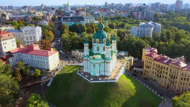 Аэродрон видео Знаменитая церковь Св. Андрея и панорама Киева, Украина — стоковое видео