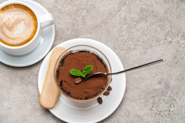 Portie klassiek Tiramisu dessert in een glazen beker en espresso koffie op concrete achtergrond — Stockfoto