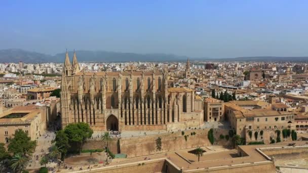 Imágenes de vídeo de aviones no tripulados Famosa Catedral La Seu en Palma de Mallorca España — Vídeos de Stock