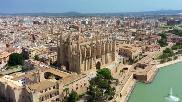 Imágenes de vídeo de aviones no tripulados Famosa Catedral La Seu en Palma de Mallorca España — Vídeo de stock