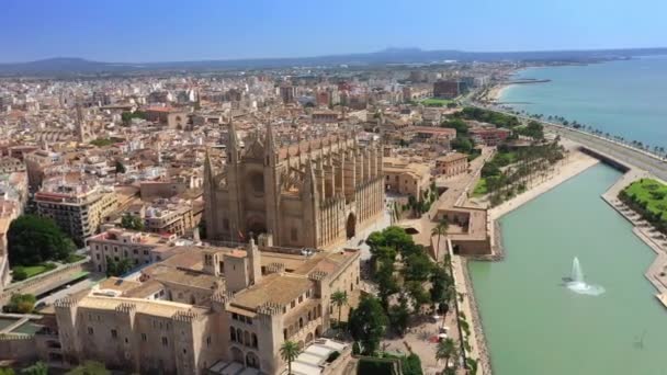 Légi drone videofelvétel híres katedrális La Seu Palma de Mallorca Spanyolország — Stock videók