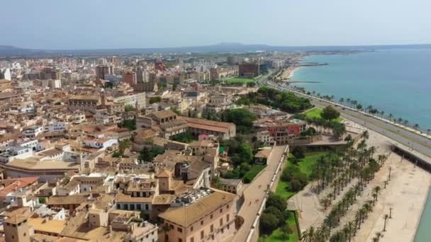 Aerial drone videobeelden van de oude stad in Palma Mallorca — Stockvideo