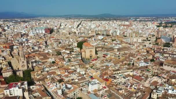 Aerial drone videobeelden van de oude stad in Palma Mallorca — Stockvideo