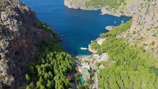 Wideodrone lotnicze z Port de Sa Calobra Bay, Mallorca — Wideo stockowe